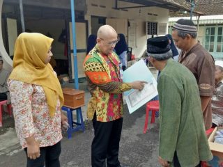  Penyerahan Akta Kematian a.n Ibu Etik Suwarni Jl. Sukokaryo Madiun oleh Kepala Dinas Dukcapil Kota Madiun.